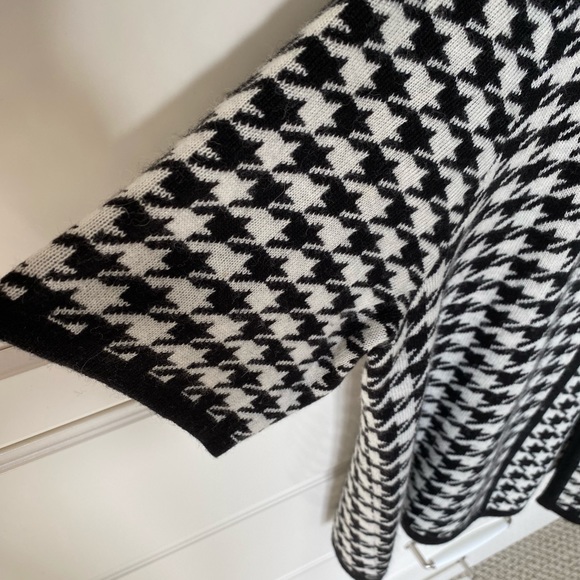 Houndstooth coverup sweater - Picture 8 of 8